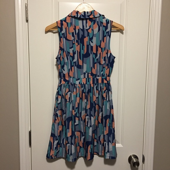 Forever 21 Short Sleeved Button Down Collar Dress - Picture 2 of 3